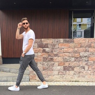 Welche niedrige Sneakers mit grauer Chinohose zu tragen – 1870+ Herren Outfits