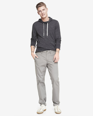Welche niedrige Sneakers mit grauer Chinohose zu tragen – 1870+ Herren Outfits