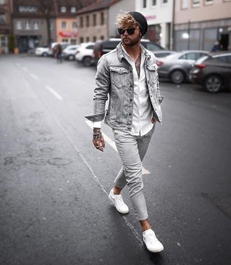 Welche niedrige Sneakers mit grauer Chinohose zu tragen – 1870+ Herren Outfits