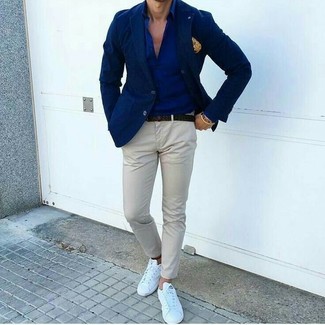 Welche niedrige Sneakers mit grauer Chinohose zu tragen – 1870+ Herren Outfits