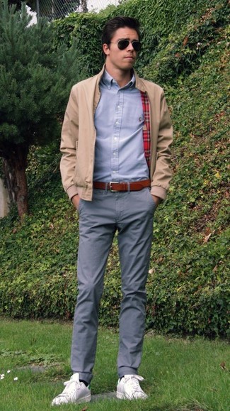 Welche niedrige Sneakers mit grauer Chinohose zu tragen – 1870+ Herren Outfits