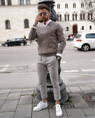 Welche niedrige Sneakers mit grauer Chinohose zu tragen – 1870+ Herren Outfits