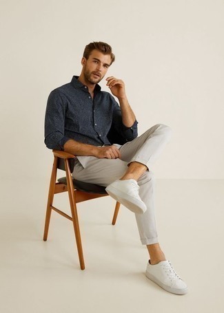Welche niedrige Sneakers mit grauer Chinohose zu tragen – 1870+ Herren Outfits