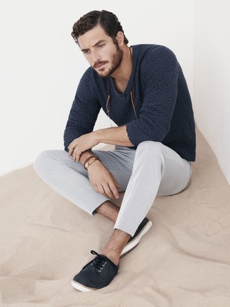 Welche niedrige Sneakers mit grauer Chinohose zu tragen – 1870+ Herren Outfits
