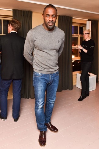 Welche Jeans mit grauen Pullovers mit einem Rundhalsausschnitt zu tragen – 549+ Herren Outfits