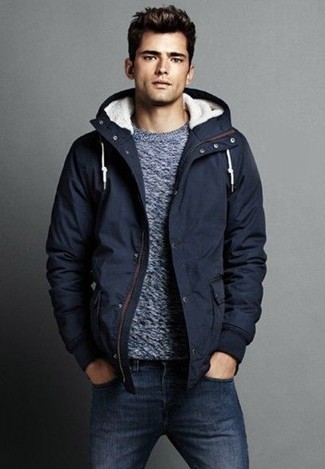 Welche Jeans mit grauen Pullovers mit einem Rundhalsausschnitt zu tragen – 549+ Herren Outfits