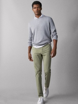 Welche Polohemden mit grauen Pullovers mit einem Rundhalsausschnitt zu tragen – 19 Herren Outfits
