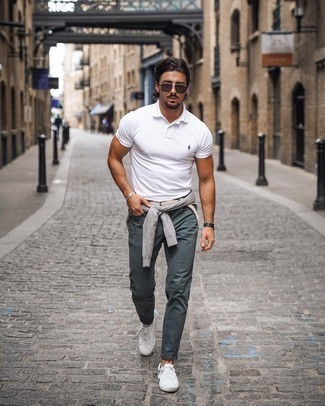 Welche Polohemden mit grauen Pullovers mit einem Rundhalsausschnitt zu tragen – 19 Herren Outfits