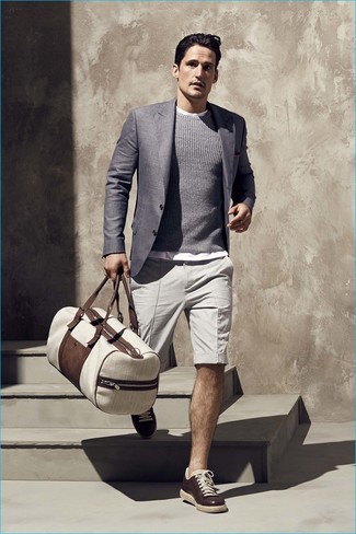 Wie grauen Pullover mit einem Rundhalsausschnitt mit beige Shorts zu kombinieren – 4 Herren Outfits