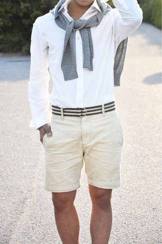 Wie grauen Pullover mit einem Rundhalsausschnitt mit beige Shorts zu kombinieren – 4 Herren Outfits