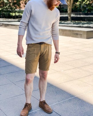 Wie grauen Pullover mit einem Rundhalsausschnitt mit beige Shorts zu kombinieren – 4 Herren Outfits