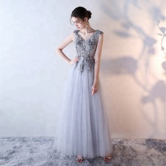 20 Jährige: Graues Kleid kombinieren – 17 Elegante Damen Outfits