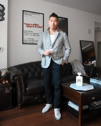 30 Jährige: Graue Jacke mit Vichy-Muster kombinieren – 2 Casual Herren Outfits