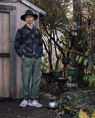 30 Jährige: Graue Jacke mit Vichy-Muster kombinieren – 2 Casual Herren Outfits