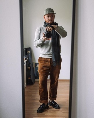 Grauen Schal mit Hahnentritt-Muster kombinieren – 9 Herren Outfits
