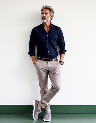 Welche Chinohosen mit grauer niedriger Sneakers zu tragen – 248 Herren Outfits warm Wetter