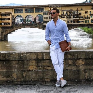 Welche Chinohosen mit grauer niedriger Sneakers zu tragen – 297 Herren Outfits