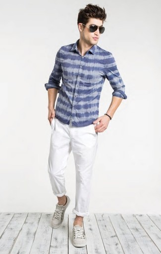 Welche Chinohosen mit grauer niedriger Sneakers zu tragen – 297 Herren Outfits