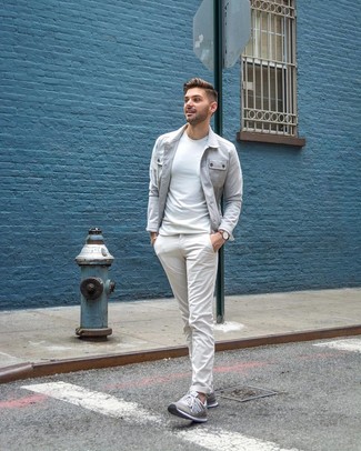 Welche Chinohosen mit grauer niedriger Sneakers zu tragen – 297 Herren Outfits