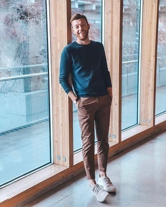 Welche Chinohosen mit grauer niedriger Sneakers zu tragen – 297 Herren Outfits