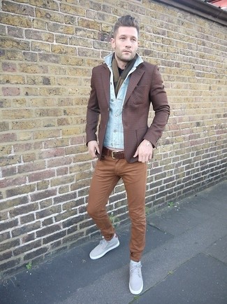 Welche Chinohosen mit grauer niedriger Sneakers zu tragen – 297 Herren Outfits