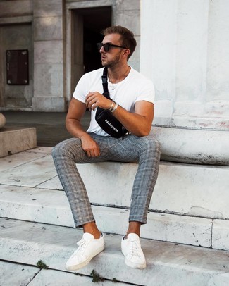 20 Jährige: Graue Chinohose mit Schottenmuster kombinieren – 24 Herren Outfits heiß Wetter