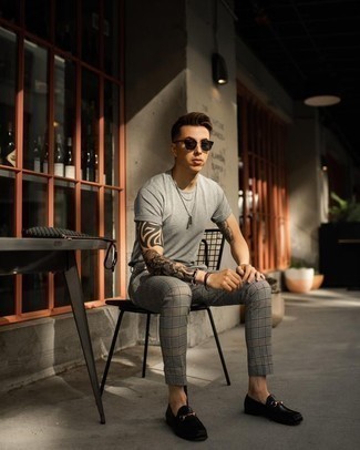 20 Jährige: Graue Chinohose mit Schottenmuster kombinieren – 24 Herren Outfits heiß Wetter