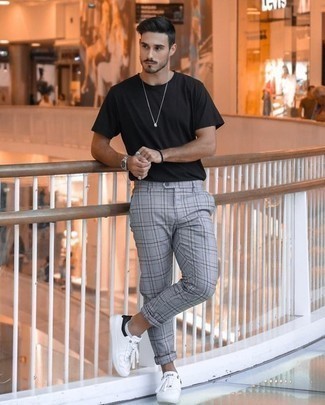 20 Jährige: Graue Chinohose mit Schottenmuster kombinieren – 24 Herren Outfits heiß Wetter