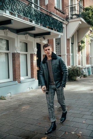 20 Jährige: Graue Chinohose mit Schottenmuster kombinieren – 2 Winter Herren Outfits