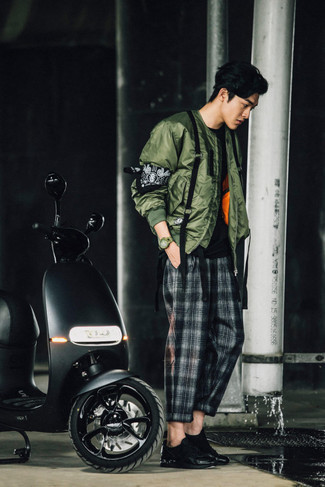 Teenager: Graue Chinohose mit Schottenmuster kombinieren – 2 Herbst Herren Outfits