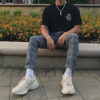20 Jährige: Graue Chinohose mit Schottenmuster kombinieren – 24 Herren Outfits heiß Wetter