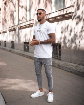 20 Jährige: Graue Chinohose mit Schottenmuster kombinieren – 24 Herren Outfits heiß Wetter
