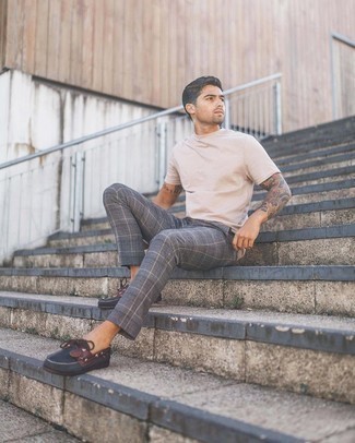20 Jährige: Graue Chinohose mit Schottenmuster kombinieren – 24 Herren Outfits heiß Wetter
