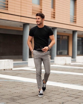 20 Jährige: Graue Chinohose mit Schottenmuster kombinieren – 24 Herren Outfits heiß Wetter