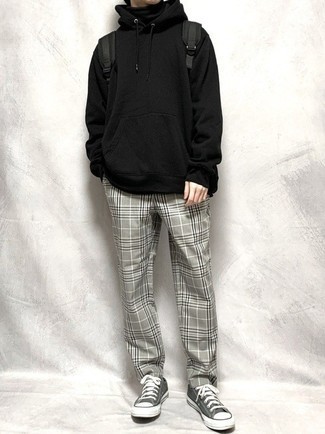 20 Jährige: Graue Chinohose mit Schottenmuster kombinieren – 43 Herbst Herren Outfits