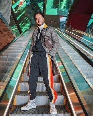 Wie grauen Mantel mit Schottenmuster mit grauer bedruckter hoher Sneakers aus Segeltuch zu kombinieren – 3 Herren Outfits