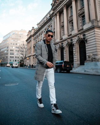 Wie grauen Mantel mit Schottenmuster mit grauer bedruckter hoher Sneakers aus Segeltuch zu kombinieren – 3 Herren Outfits