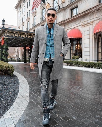 Wie grauen Mantel mit Schottenmuster mit grauer bedruckter hoher Sneakers aus Segeltuch zu kombinieren – 3 Herren Outfits