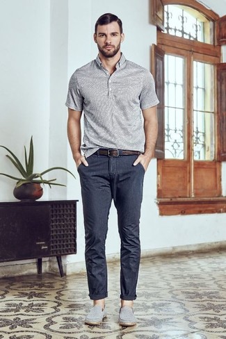 Welche Chinohosen mit grauen Polohemdes zu tragen – 122 Herren Outfits
