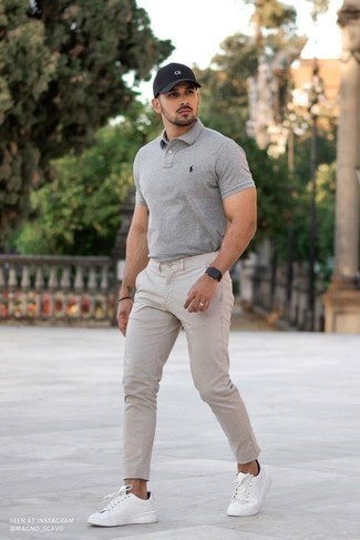 Welche Chinohosen mit grauen Polohemdes zu tragen – 122 Herren Outfits