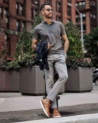 Welche Chinohosen mit grauen Polohemdes zu tragen – 122 Herren Outfits
