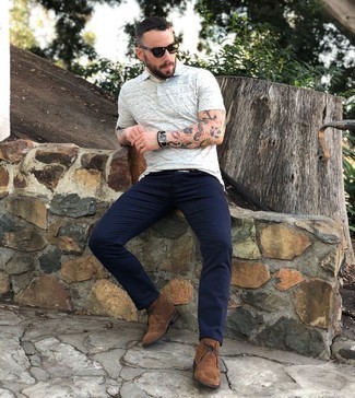 Welche Chinohosen mit grauen Polohemdes zu tragen – 122 Herren Outfits