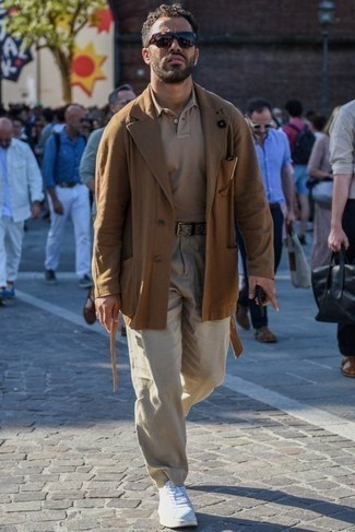 Grauen bedruckten Ledergürtel kombinieren – 2 Herren Outfits