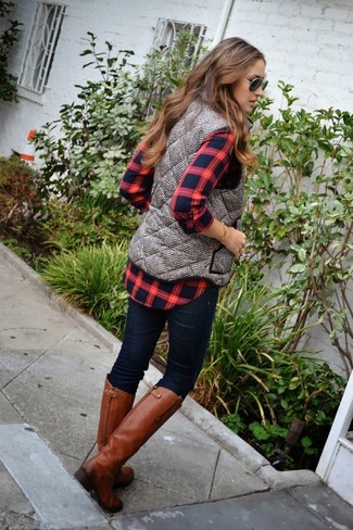 Graue gesteppte Weste kombinieren – 3 Damen Outfits