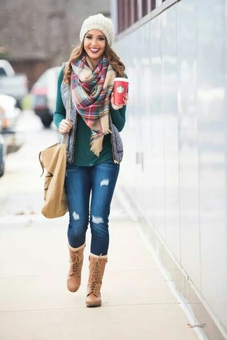 Graue gesteppte Weste kombinieren – 3 Damen Outfits