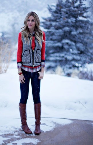 Graue gesteppte Weste kombinieren – 3 Damen Outfits