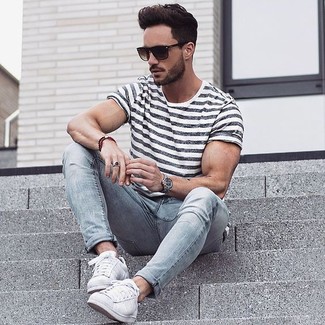 Welche T-Shirts mit einem Rundhalsausschnitt mit grauer enger Jeans zu tragen – 221 Herren Outfits