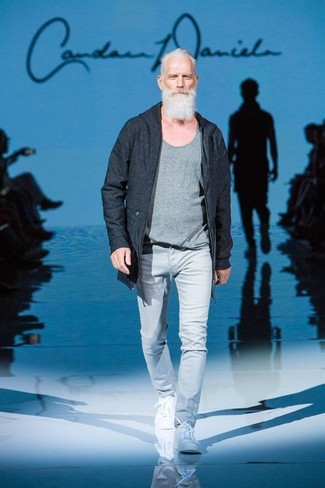 Welche T-Shirts mit einem Rundhalsausschnitt mit grauer enger Jeans zu tragen – 221 Herren Outfits