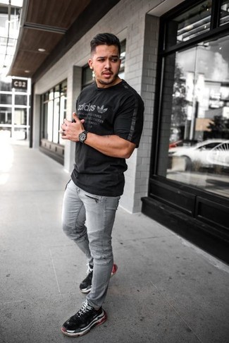Welche T-Shirts mit einem Rundhalsausschnitt mit grauer enger Jeans zu tragen – 221 Herren Outfits