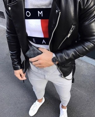 Welche T-Shirts mit einem Rundhalsausschnitt mit grauer enger Jeans zu tragen – 221 Herren Outfits